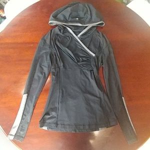 Lululeon Long Sleeve Pullover. Color: Black & Gray